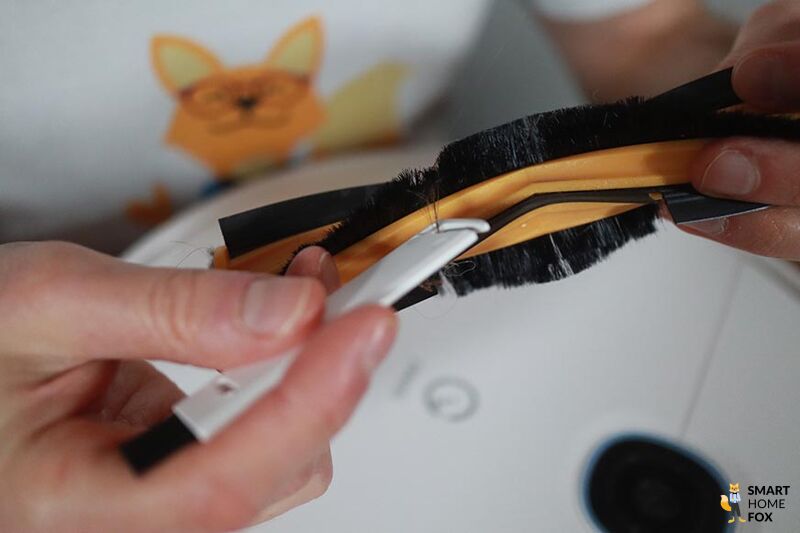 Волосы удаляются с основной щетки пылесоса Yeedi Vac Max с помощью инструмента для очистки